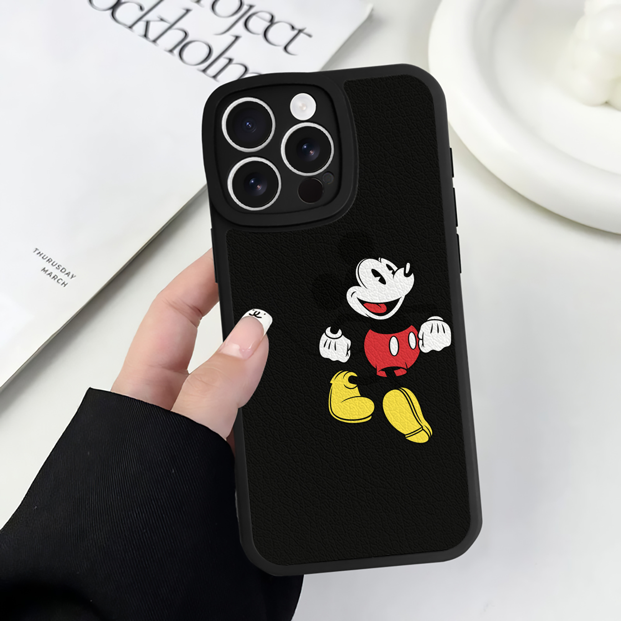（画像用） ミッキーマウス Mickey Mouse 【iPhone 16シリーズ対応】シリコンスマホケース（レザー調） 材質：シリコン
